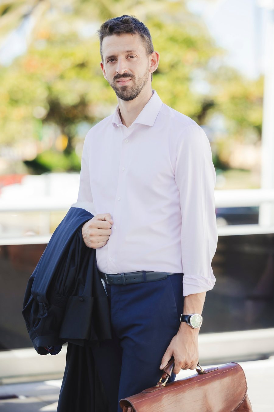 Maître Virgile Bourquard, sa robe d’avocat sur le bras